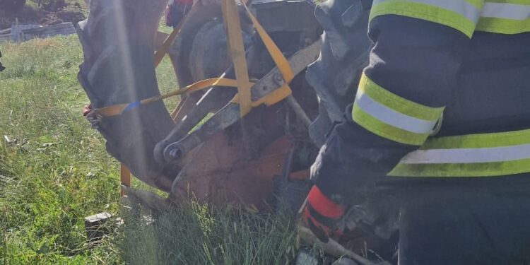 Botoșani | Un bărbat și-a pierdut viața după ce s-a răsturnat cu tractorul pe câmp