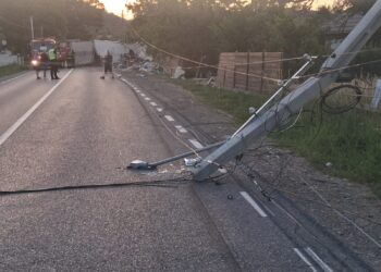 Camion răsturnat în Neamț după ce a rupt stâlpi de electricitate și o conductă de gaz. O tânără a fost descarcerată