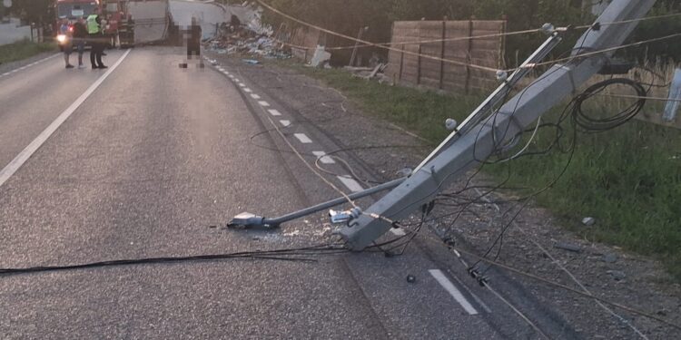 Camion răsturnat în Neamț după ce a rupt stâlpi de electricitate și o conductă de gaz. O tânără a fost descarcerată
