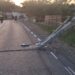 Camion răsturnat în Neamț după ce a rupt stâlpi de electricitate și o conductă de gaz. O tânără a fost descarcerată
