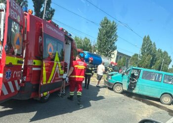 Accident grav pe Calea Chișinăului din Iași. O persoană a rămas încarcerată după impactul dintre un autoturism și o autoutilitară