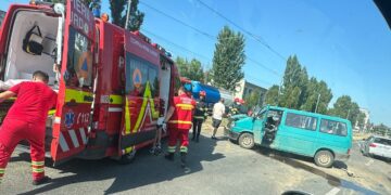 Accident grav pe Calea Chișinăului din Iași. O persoană a rămas încarcerată după impactul dintre un autoturism și o autoutilitară