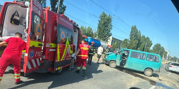 Accident grav pe Calea Chișinăului din Iași. O persoană a rămas încarcerată după impactul dintre un autoturism și o autoutilitară