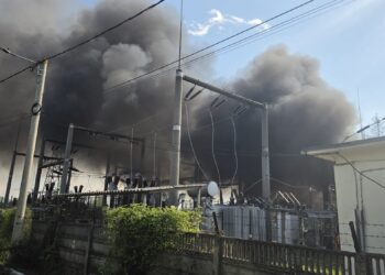 Incendiu puternic la un punct de transformare electrică din Pucioasa. Aproximativ 50 de persoane au fost evacuate