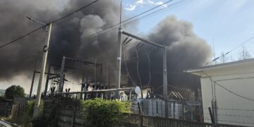 Incendiu puternic la un punct de transformare electrică din Pucioasa. Aproximativ 50 de persoane au fost evacuate