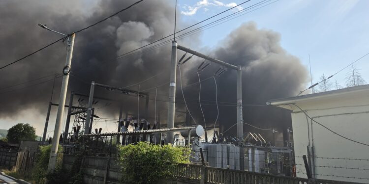 Incendiu puternic la un punct de transformare electrică din Pucioasa. Aproximativ 50 de persoane au fost evacuate