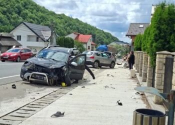 VIDEO-Fetiță de 12 ani, în stare gravă după ce a fost lovită de o mașină la ieșirea de la școală. Copila a fost resuscitată și transportată cu elicopterul SMURD