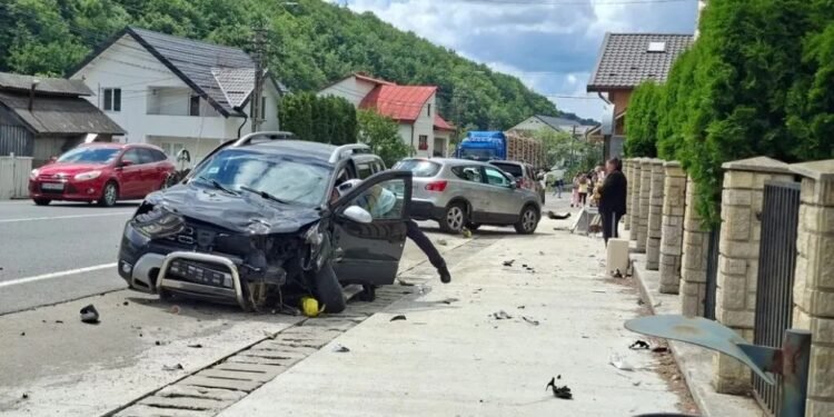 VIDEO-Fetiță de 12 ani, în stare gravă după ce a fost lovită de o mașină la ieșirea de la școală. Copila a fost resuscitată și transportată cu elicopterul SMURD