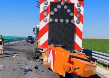 Autospecială a DRDP Craiova lovită pe Drumul Expres Craiova – Pitești în timpul unor lucrări de întreținere