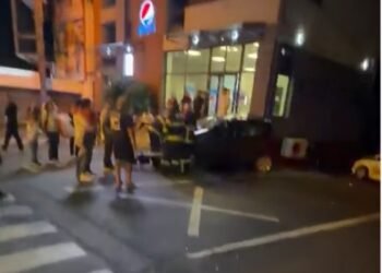 Un șofer din Galați a fost reținut după ce a lovit azi noapte 4 mașini și a fugit de la locul accidentului. Două persoane au fost rănite