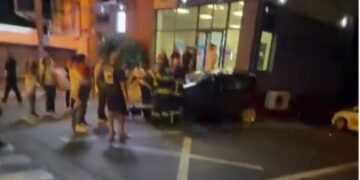 Un șofer din Galați a fost reținut după ce a lovit azi noapte 4 mașini și a fugit de la locul accidentului. Două persoane au fost rănite