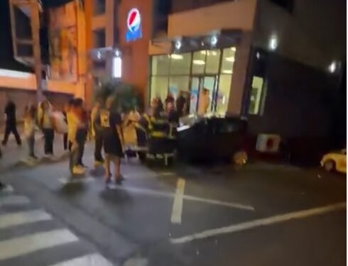 Un șofer din Galați a fost reținut după ce a lovit azi noapte 4 mașini și a fugit de la locul accidentului. Două persoane au fost rănite