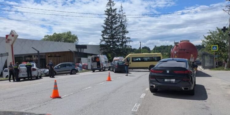 Microbuz școlar implicat într-un accident violent în Vâlcea. Trei copii au fost răniți