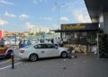Accident bizar în parcarea unui mall din Timișoara. 3 persoane care stăteau la coadă să cumpere covrigi au fost loviți de o mașină