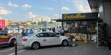 Accident bizar în parcarea unui mall din Timișoara. 3 persoane care stăteau la coadă să cumpere covrigi au fost loviți de o mașină
