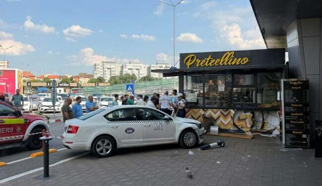 Accident bizar în parcarea unui mall din Timișoara. 3 persoane care stăteau la coadă să cumpere covrigi au fost loviți de o mașină