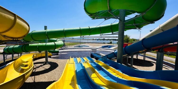 Aqua Park-ul de pe Insula de Agrement Bacău se apropie de deschidere. Primăria caută operator privat pentru administrarea complexului