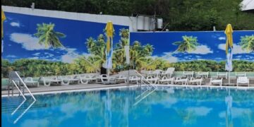 Baza Sărata din județul Bacău își extinde programul. Vizitatorii se pot relaxa și la piscinele cu apă sărată caldă, în regim nocturn