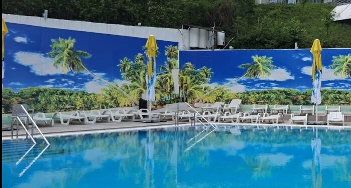 Baza Sărata din județul Bacău își extinde programul. Vizitatorii se pot relaxa și la piscinele cu apă sărată caldă, în regim nocturn