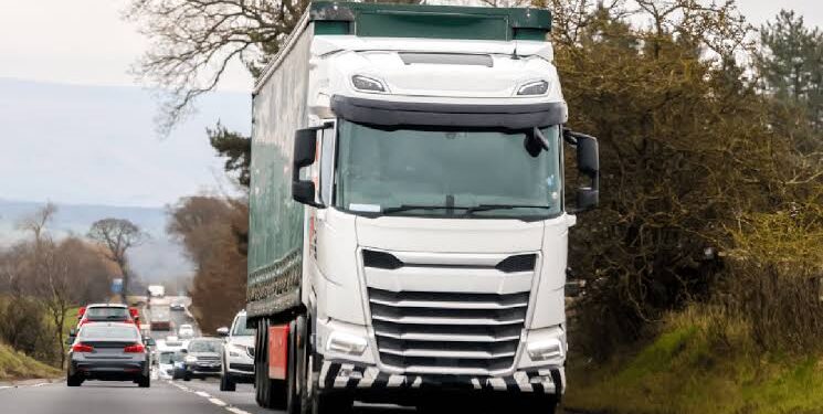 Restricții de circulație pentru camioanele de peste 7,5 tone din cauza caniculei. Măsura se aplică în 35 de județe