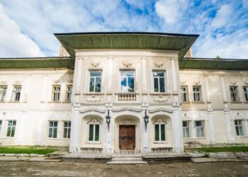 Iași | Castelul Cantacuzino-Ghica de la Deleni își caută cumpărător. 800.000 de euro costă una dintre cele mai vechi curți boierești din Moldova