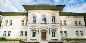 Iași | Castelul Cantacuzino-Ghica de la Deleni își caută cumpărător. 800.000 de euro costă una dintre cele mai vechi curți boierești din Moldova