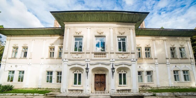 Iași | Castelul Cantacuzino-Ghica de la Deleni își caută cumpărător. 800.000 de euro costă una dintre cele mai vechi curți boierești din Moldova