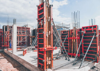Tabără transformată într-un coșmar pentru 44 de elevi din Botoșani. Au plătit aproape 60.000 de lei avans, dar au găsit cazarea în construcție