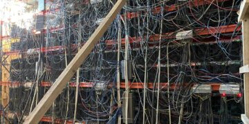 Rețea de minare de criptomonede descoperită de ANAF la Satu Mare. 407 echipamente confiscate și consum de energie de circa 7 milioane lei