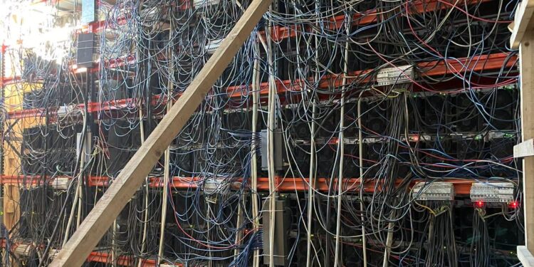Rețea de minare de criptomonede descoperită de ANAF la Satu Mare. 407 echipamente confiscate și consum de energie de circa 7 milioane lei