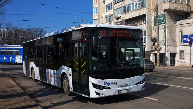 Percheziții la CTP Iași. Șoferi de autobuz suspectați că furau motorină din garajul Tudor Vladimirescu