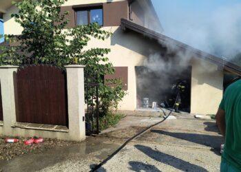 Incendiu la un garaj din Valea Adâncă. Pompierii intervin pentru a împiedica extinderea flăcărilor la o locuință