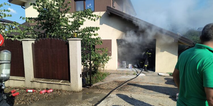 Incendiu la un garaj din Valea Adâncă. Pompierii intervin pentru a împiedica extinderea flăcărilor la o locuință
