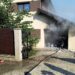Incendiu la un garaj din Valea Adâncă. Pompierii intervin pentru a împiedica extinderea flăcărilor la o locuință