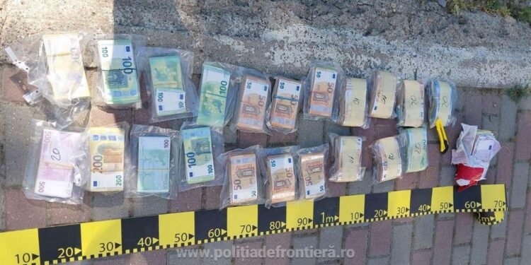Peste 343.000 de euro, descoperiți ascunși într-un microbuz condus de un cetățean ucrainean urmărit internațional