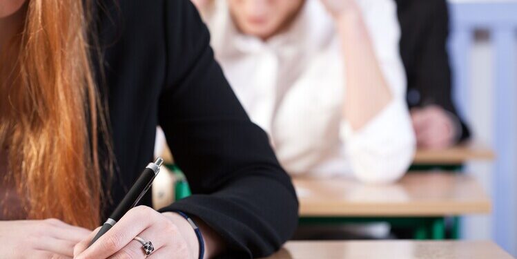 Directoarea unei școli postliceale din Baia Mare și o profesoară, trimise în judecată după ce ar fi divulgat subiecte folosite la examenul de certificare