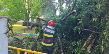 Furtuna a făcut ravagii în Dâmbovița. Zeci de intervenții ale pompierilor
