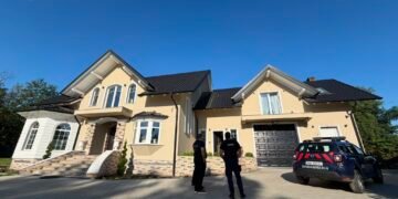 Suceava | „Gradiniță” clandestină la Bădeuți. O femeie încasa 75 lei pentru fiecare copil dar nu declara banii la fisc
