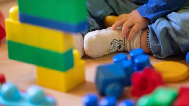 Anchetă la Pașcani după ce un tată susține că o educatoare i-a agresat copilul la gradiniță