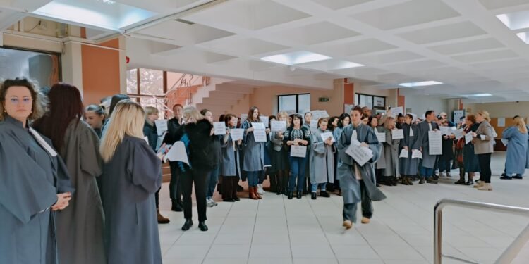 Oamenii din spatele dosarelor spun că nu mai pot: grefierii reduc activitatea și avertizează asupra unui blocaj în Justiție