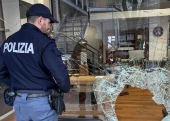 Jaf ca în filme la Roma: hoți deghizați în zugravi au spart o bancă și au fugit cu 125.000 de euro
