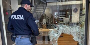 Jaf ca în filme la Roma: hoți deghizați în zugravi au spart o bancă și au fugit cu 125.000 de euro