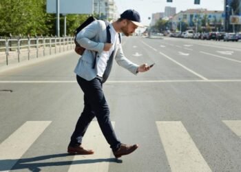 Amendă de până la 100 de euro pentru pietonii distrași de telefon în timp ce traversează