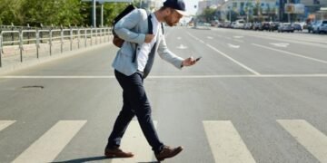 Amendă de până la 100 de euro pentru pietonii distrași de telefon în timp ce traversează