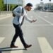 Amendă de până la 100 de euro pentru pietonii distrași de telefon în timp ce traversează