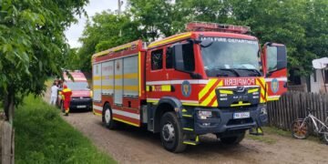 Un copil de 4 ani și un tânăr de 22 ani au ajuns la spital după un incendiu provocat de o baterie externă în comuna Țigănași