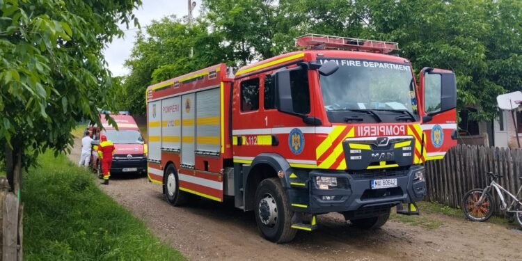 Un copil de 4 ani și un tânăr de 22 ani au ajuns la spital după un incendiu provocat de o baterie externă în comuna Țigănași