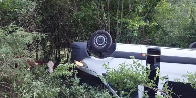 Accident grav în Austria: un microbuz plin cu români s-a prăbușit 10 metri într-o râpă