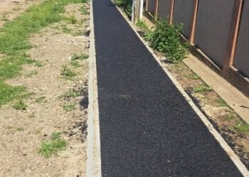 Botoșani | În Santa Mare, bicicliștii au asfalt, șoferii au emoții. Pista a apărut înaintea drumului