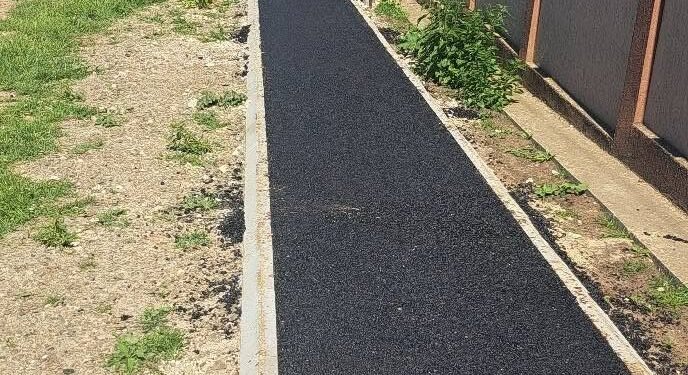 Botoșani | În Santa Mare, bicicliștii au asfalt, șoferii au emoții. Pista a apărut înaintea drumului